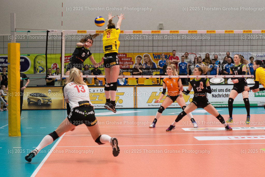 VBL VFB SUHL vs. LADIES IN BLACK AACHEN | Kampf am Netz; VBL VFB SUHL vs. LADIES IN BLACK AACHEN, Volleyball-Bundesliga Frauen am 03.02.2018 in der Multihalle in Meiningen, (Deutschland) - Realisiert mit Pictrs.com