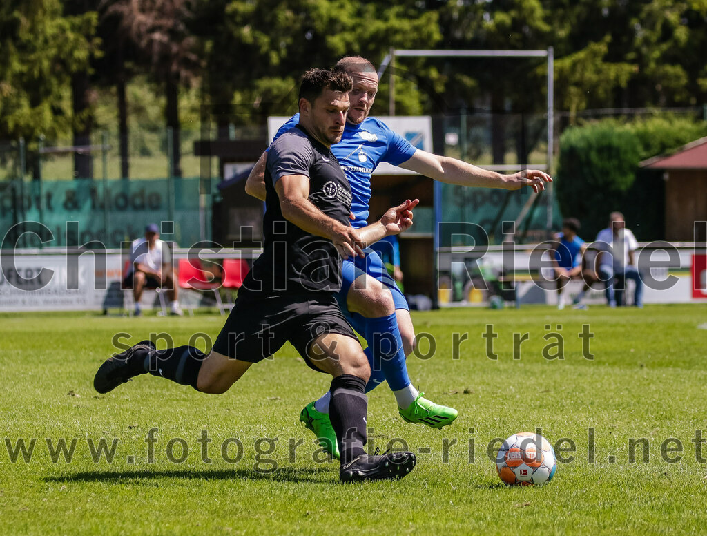 2023-08-12_006_FC_Langengeisling_gegen_ESV_Freilassing | Erding, Deutschland, 12.08.2023:
Fußball, Bezirksliga Oberbayern Ost 2023 / 2024, 4. Spieltag, FC Langengeisling gegen ESV Freilassing, Endergebnis: 2:1

Andreas Buchberger (FC Langengeisling, #5), Albert Deiter (ESV Freilassing, #11)

Foto: Christian Riedel / fotografie-riedel.net