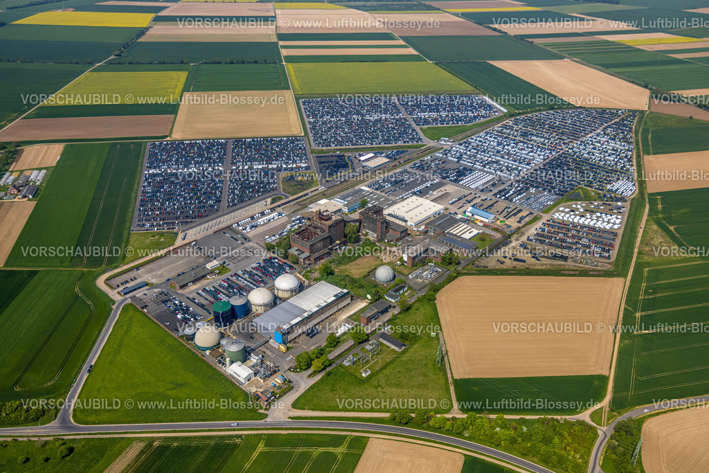 Zuelpich240501706 | Luftbild, Wallenius Wilhelmsen Logistics Germany, Gewerbegebiet mit KFZ Transportunternehmen für PKW und LKW Mega Parkplatz, umgeben von kachelförmigen Wiesen und Feldern, Formen und Farben, Geich, Zülpich, Nordrhein-Westfalen, Deutschland