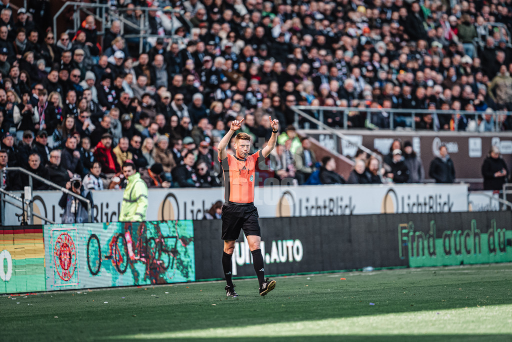 Fußball | Männer | Saison 2024/2025  | Fußball-Bundesliga | 28. Spieltag | FC St. Pauli vs. Borussia Mönchengladbach | 06.04.2025 | Schiedsrichter Christian Dingert gibt die Entscheidung des VAR Videobeweis bekannt Geste