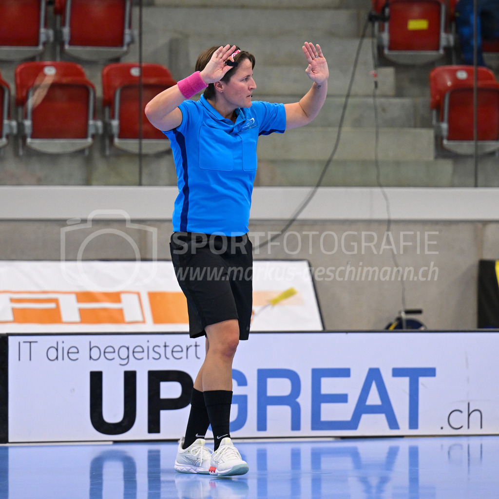 HC Rychenberg vs Floorball Köniz - 18. Dezember 2022 | HC Rychenberg vs Floorball Köniz
AXA Arena, Winterthur
Schiedsrichterin Corina Wehinger.
Bild: Sportfotografie Markus Aeschimann | www.markus-aeschimann.ch - Realisiert mit Pictrs.com