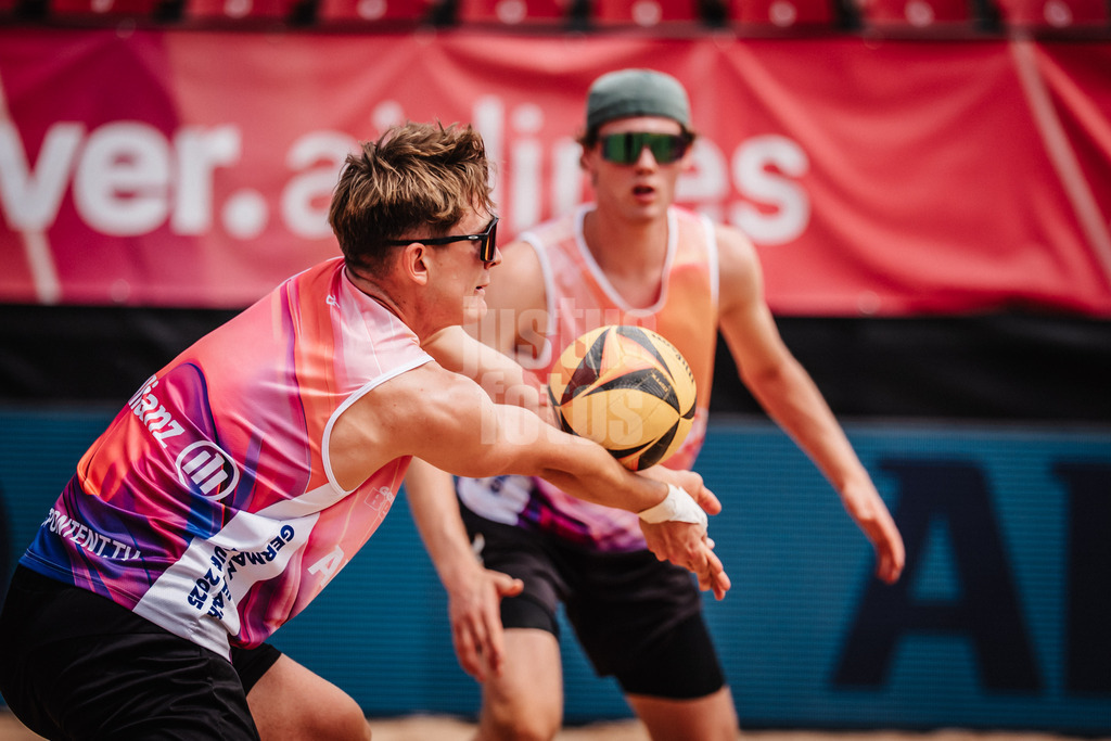 Beachvolleyball | Männer | Allianz German Beach Tour 2025 | Tourstop München | 10.07.2025 | Moritz Camp spielt den Ball