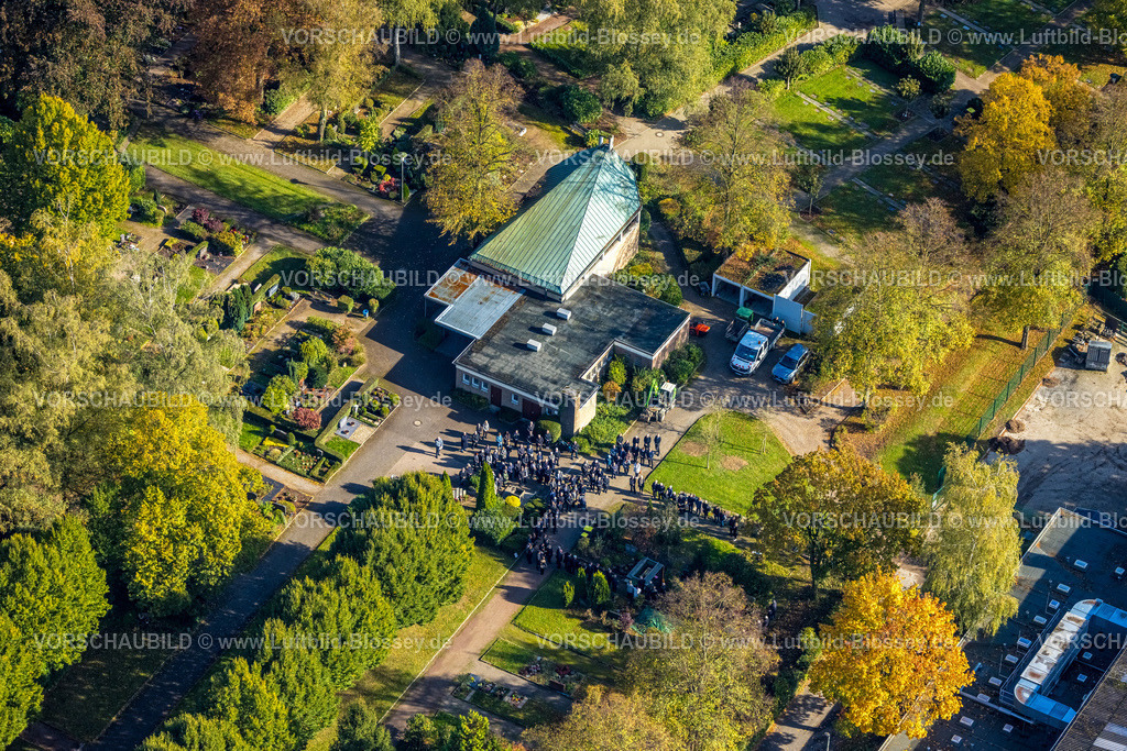 Selm241011416 | Luftbild, Trauergäste an der Trauerhalle auf dem Friedhof Selm Ortsteil Bork, Selm, Münsterland, Nordrhein-Westfalen, Deutschland