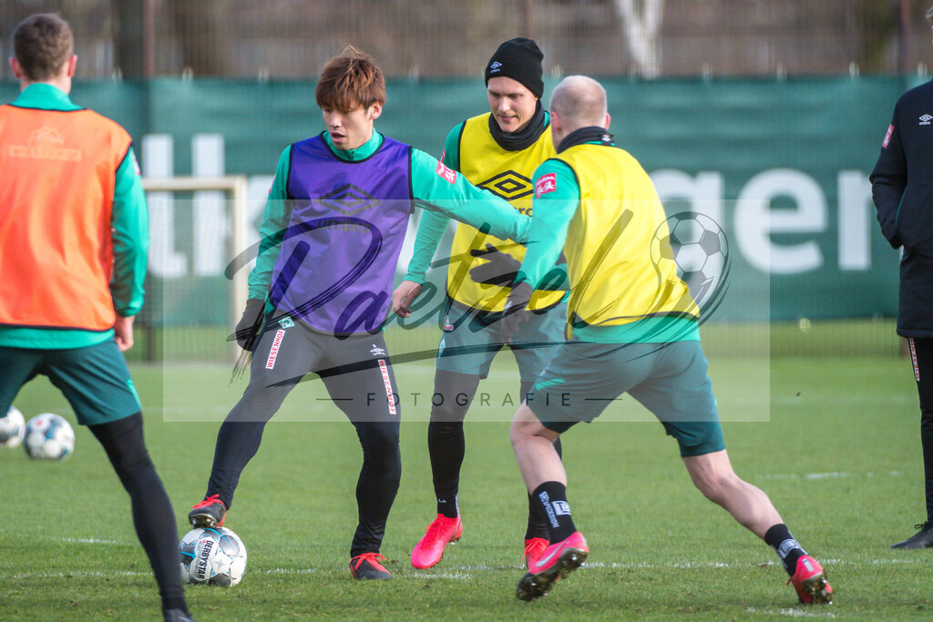 20200218_TRASVW_0078 | Fussball, Herren: Yuya Osako (Werder Bremen) in Aktion, am Ball, Einzelaktion waehrend der Trainingseinheit des SV Werder Bremen auf dem wohninvest Weserstadion Trainingsplatz am 18.02.2020 in Bremen, Deutschland. - Realisiert mit Pictrs.com
