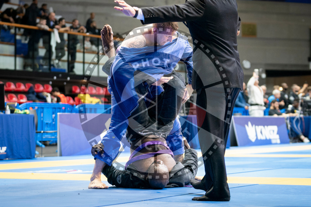 20240125PBB01337 | Fighters compete during the sixth day of the Brazilian Jiu-jitsu European Championship of the IBJJF in Paris, France, on January 25, 2024.