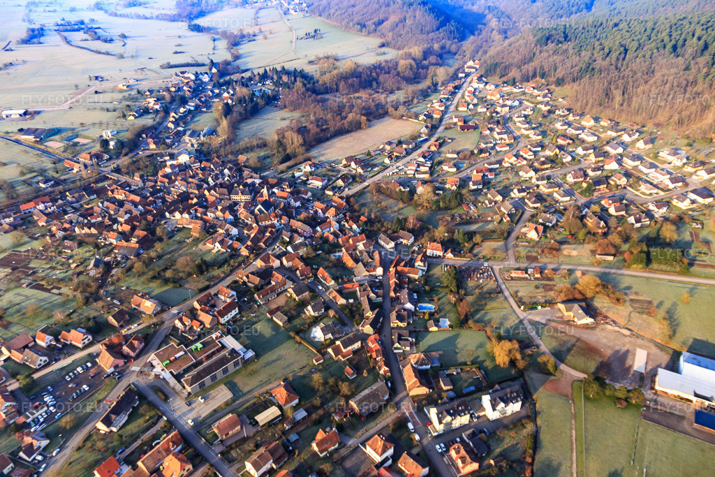 Vue aérienne: Vue de la ville depuis le nord-est à Dossenheim-sur-Zinsel dans le département Bas Rhin, France.Photo: IMG_105323.jpg prise le 25/03/2018 par Werner Riehm/FLY-FOTO.euRésolution de l'original: 5309 x 3539 px