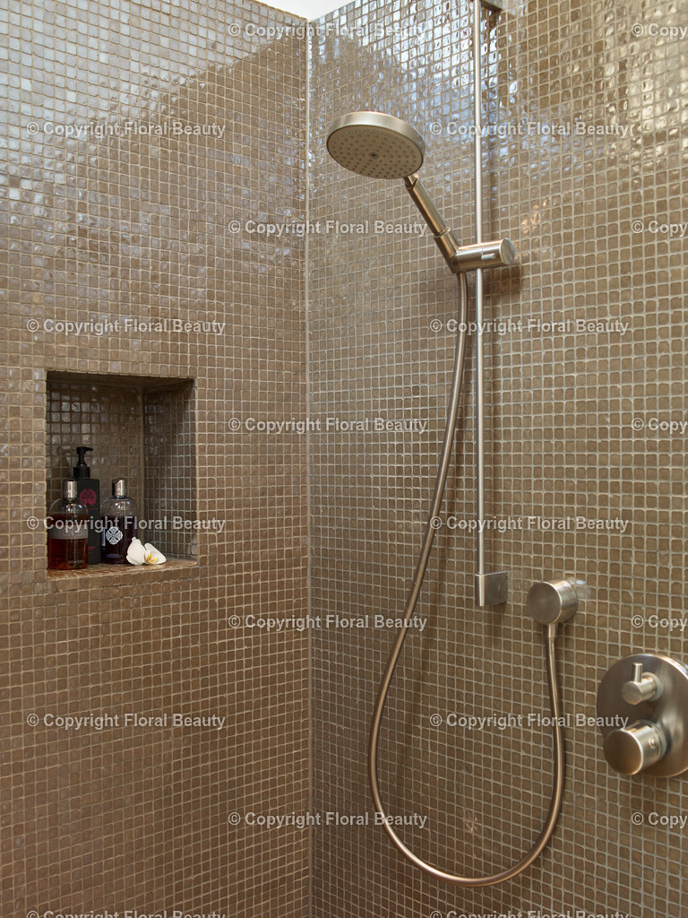Braungeflieste Bisazza-Dusche | Dusche mit braunen Bisazza-Fliesen und Wandnische für Duschgel. - Realisiert mit Pictrs.com