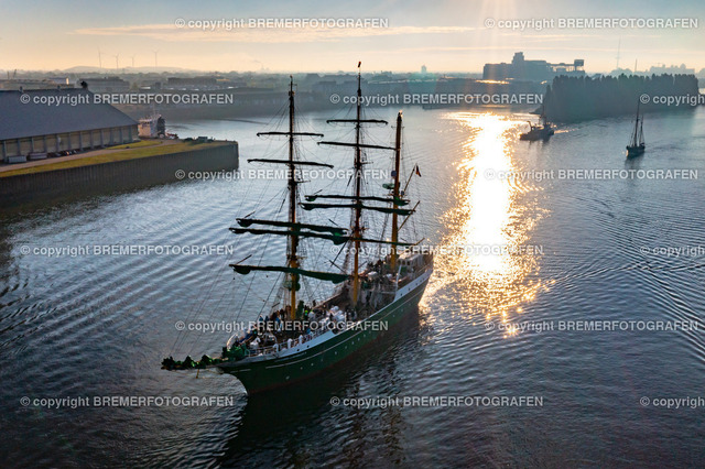DJI_0193 | 30.09.2022 Drohnenaufnahmen Dt. Schifffahrtstag 2022 Bremen Wendebecken / Weser