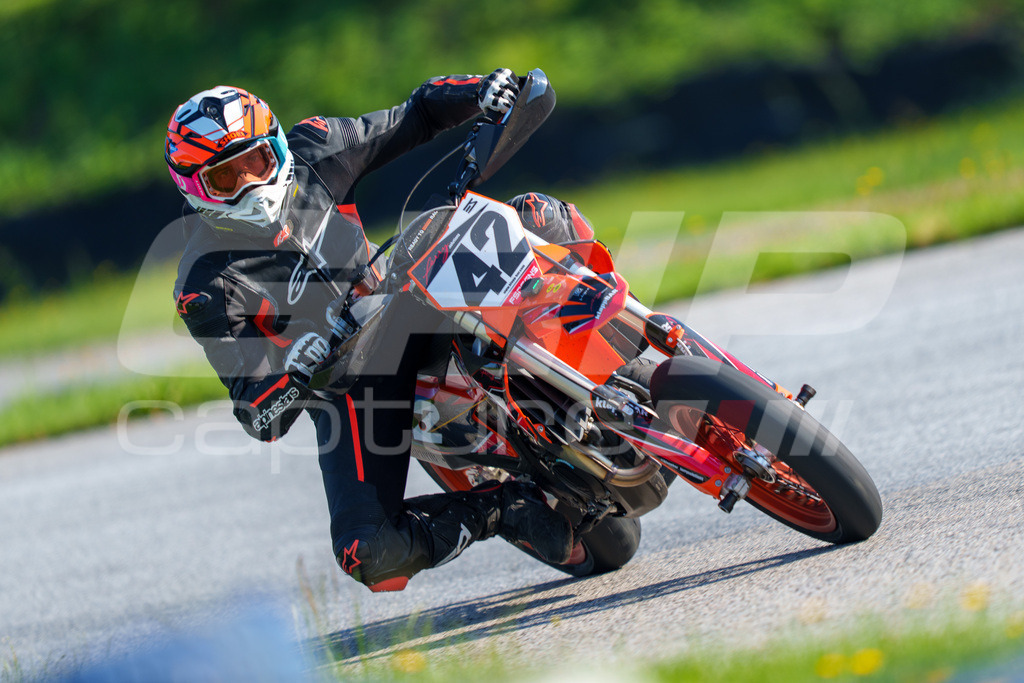 SuperMoto_Staatsmeisterschaft_Greinbach_042 | GRIPcapture steht für authentische Sportfotografie in Österreich – für Momente, die mehr sind als Geschwindigkeit oder Ergebnis. Es geht um Emotion, Spannung, Fokus und den Augenblick, der oft nur einen Wimpernschlag dauert.Ob Motorsport, Teamsport oder 