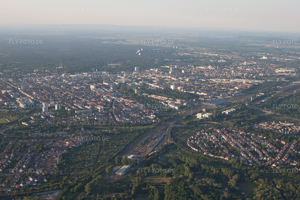 Luftbild: Karlsruhe von Süden im Ortsteil Weiherfeld-Dammerstock in Karlsruhe im Bundesland Baden-Württemberg in Deutschland. Foto: IMG_57416.jpg vom 06.06.2013 durch Werner Riehm/FLY-FOTO.de