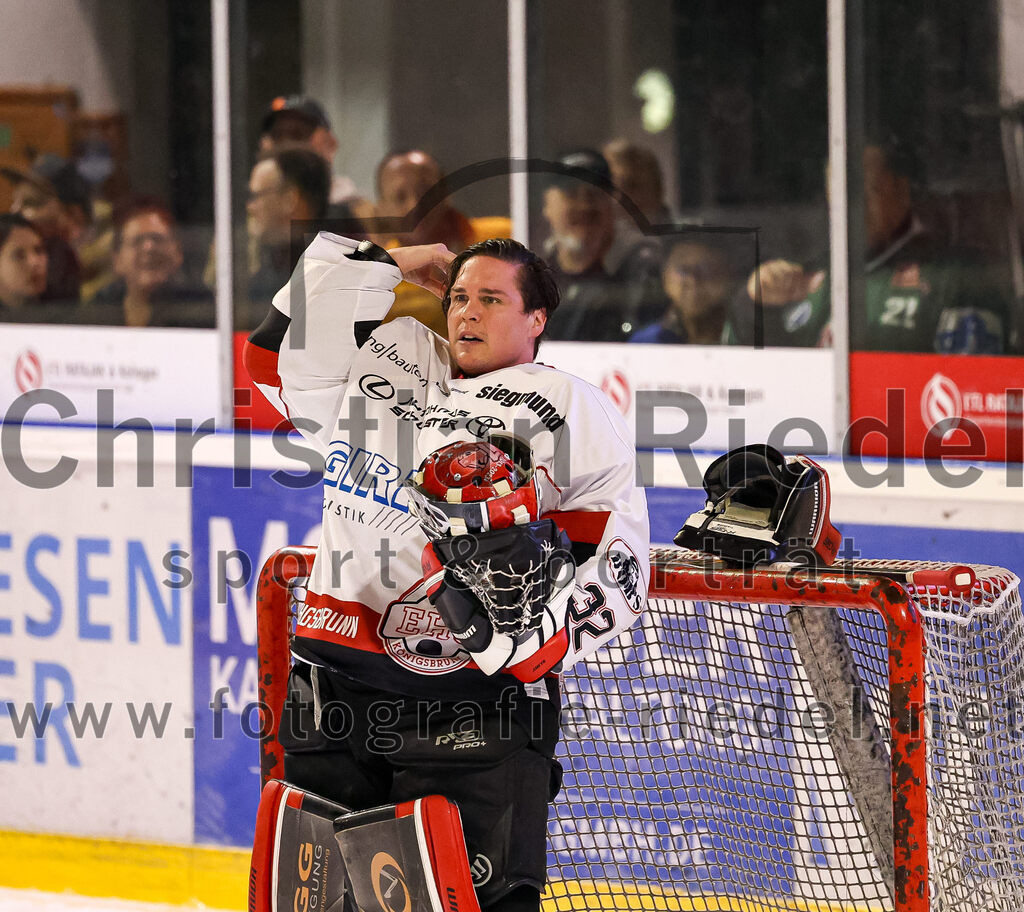 2024-03-15_102_TSV_Erding_gegen_EHC_Koenigsbrunn | Erding, Deutschland, 15.03.2024:
Eishockey, Bayernliga Playoffs 2023 / 2024, 3. Spieltag, TSV Erding gegen EHC Königsbrunn, Endergebnis: 3:4 n. V.

Torwart Stefan Vajs (EHC Königsbrunn, #32)

Foto: Christian Riedel / fotografie-riedel.net