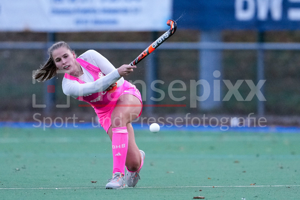 Hockey, WM-Vorbereitung Frauen, Deutschland U21 - Deutschland | Lena Frerichs (Deutschland wU21, 5), am Ball, Freisteller, Ganzkörper, Einzelbild, Einzelfoto, Aktion, Action