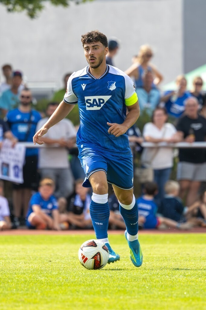 SGV Heilbronn-Freiberg gegen TSG Hoffenheim (Testspiel in Bad Friedrichshall) | SGV Heilbronn-Freiberg gegen TSG Hoffenheim (Testspiel in Bad Friedrichshall)***Am Ball: Umut Tohumcu (25, Hoffenheim) - Realisiert mit Pictrs.com