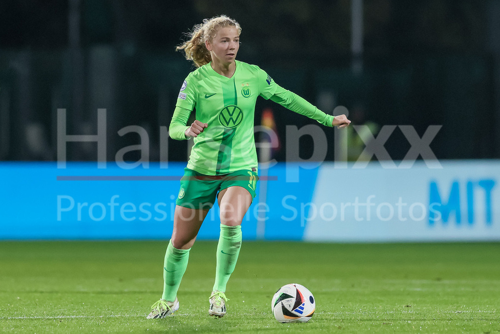 Fussball, UEFA Womens Champions League, VfL Wolfsburg - AC Florenz | v.li.: Justine Kielland (VfL Wolfsburg, 18) am Ball, Freisteller, Einzelbild, Ganzkörper, Aktion, Action, Spielszene