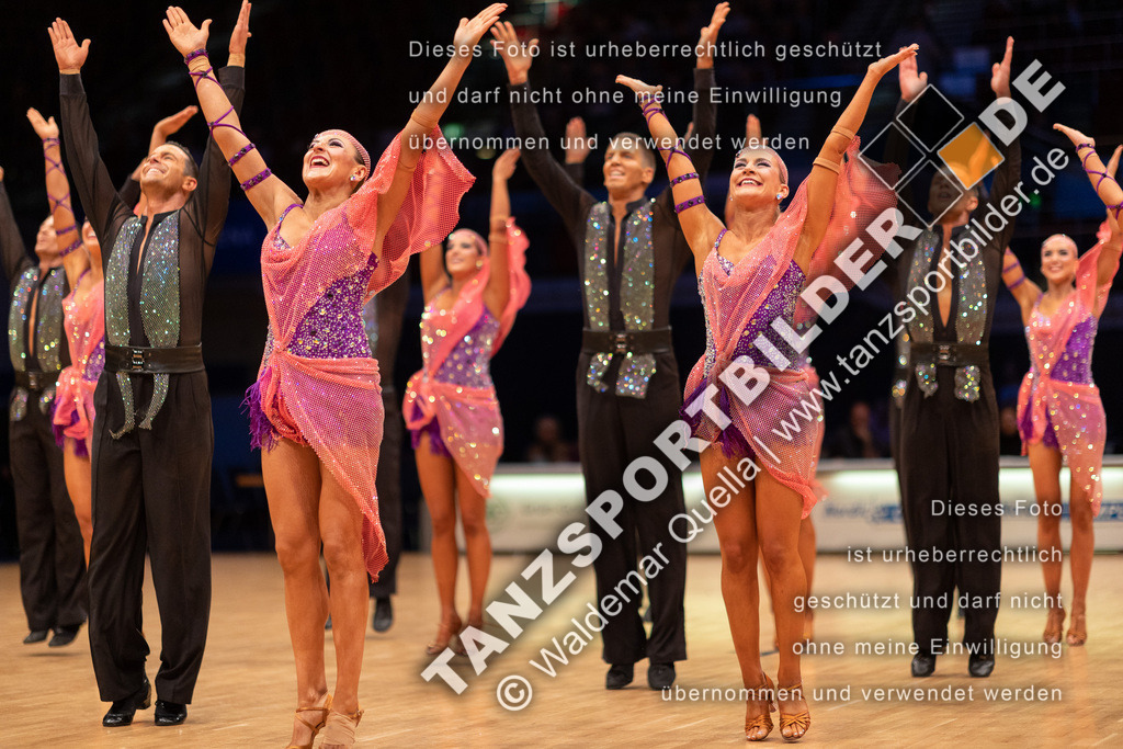 20221112-02465 | Hier finden Sie Tanz Bilder vom Latein und Standard Formationen tanzen. Sportbilder vom Tanzsport. Schöne Fotos und von Weltmeisterschaft, Europameisterschaft, Bundesliga, Regionalliga, Oberliga und Landesliga sowie von GOC Stuttgart, DanceComp, WM Bremen