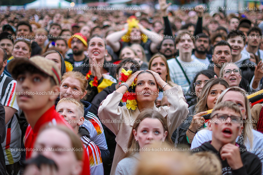 HHmx05072402032 | 05.07.2024, Hamburg, EURO2024, Public Viewing in der Fan Zone Heiligengeistfeld in Hamburg. Deutsche Fans und Unterstützer verfolgen gespannt das Spiel Viertelfinale der deutschen Nationalmannschaft gegen Spanien. EM, Europameisterschaft, Rudelgucken, Emotionen. Enttäuschte Gesichter bei den deutschen Fans nach der 1:2 Niederlage und dem Ausscheiden der deutschen Mannschaft.