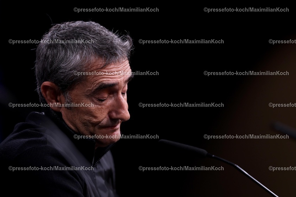 UCL01102501153 | 01.10.2025, Fußball, UEFA Champions League, Borussia Dortmund - Athletic Club Bilbao, BVB Stadion, 2. Spieltag, Saison 2025 2026: Die Trainer bei der Pressekonferenz nach dem Spiel .  Sichtlich enttäuscht nach der Niederlage Cheftrainer Ernesto Valverde (Bilbao #hc) Regulations prohibit any use of photographs as image sequences and or quasi-video.