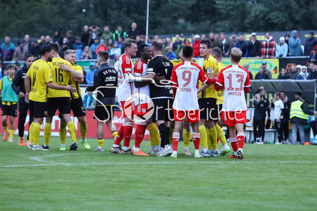 DJK Vilzing - FC Bayern Amateure | Jubel der Hausherren nach dem Sieg gegen die Kleinen Bayern / Provokation / Rudelbildung / Schlusspfiff / Freude / Sieg / Sieger