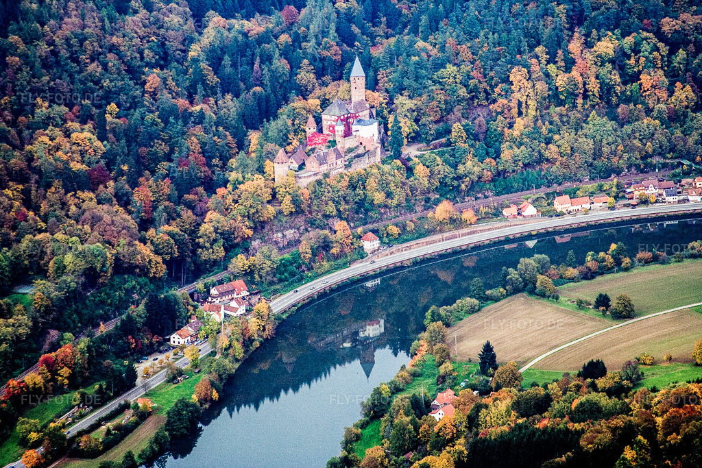 Luftbild: Burganlage des Schloß Zwingenberg über dem Neckar in Zwingenberg im Bundesland Baden-Württemberg in Deutschland. Foto: IMG_14252.jpg vom 12.10.2008 durch Werner Riehm/FLY-FOTO.de