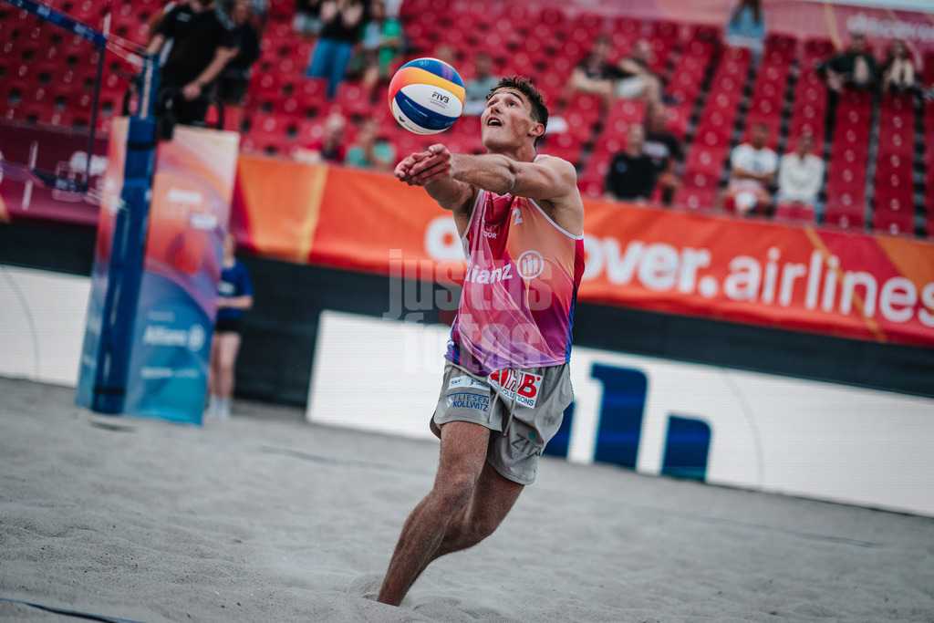 Beachvolleyball | Männer | Allianz German Beach Tour 2024 | Tourstop Kühlungsborn 2 | 15.08.2024 | Hennes Nissen spielt den Ball
