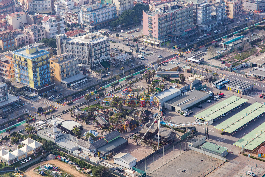Luftbild: Freizeitpark am Strand in Chioggia im Bundesland Metropolitanstadt Venedig in Italien. Foto: IMG_087420.jpg vom 06.04.2016 durch Werner Riehm/FLY-FOTO.de