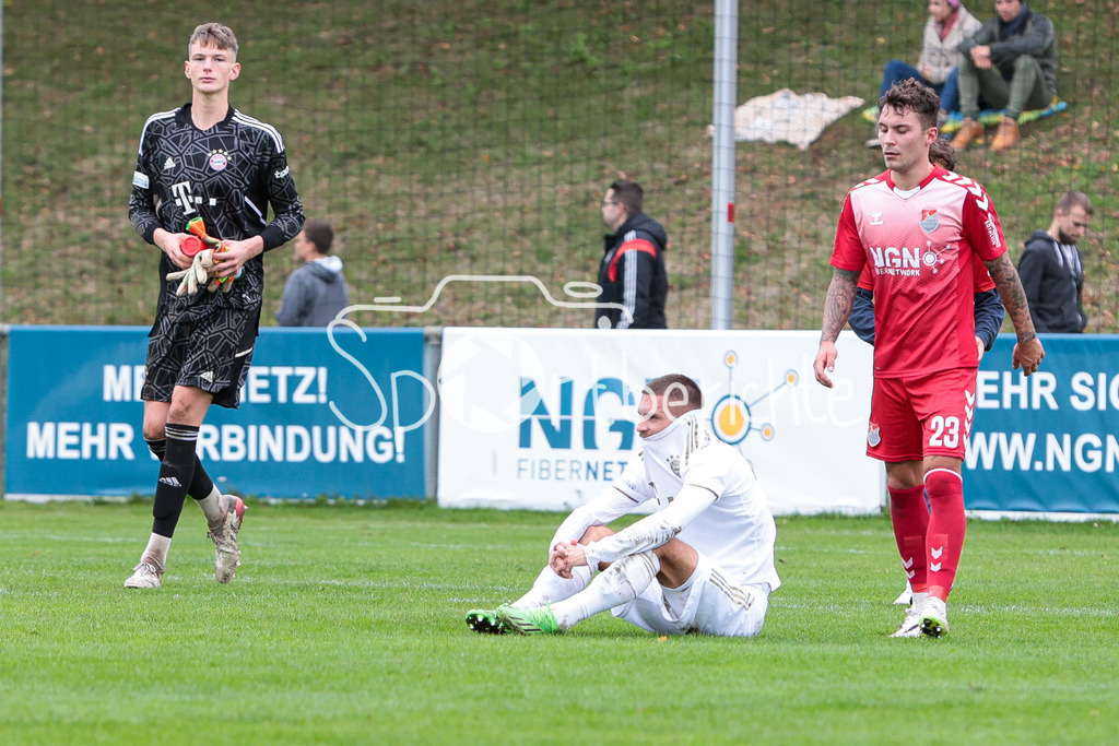 TSV Aubstadt - FC Bayern Amateure | v. l. Tom Ritzy HUELSMANN (FCB #42) / Leon Fust (FCB #24) und Ingo FESER (TSV #23)