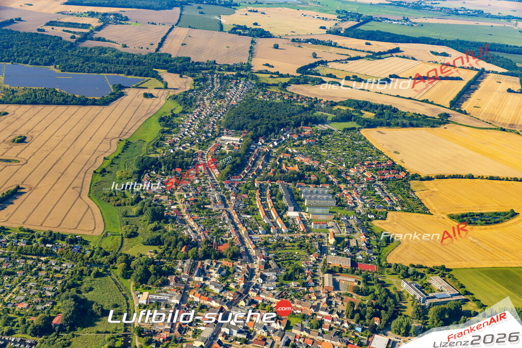 Stadt Ribnitz-Damgarten von Oben- Die Luftaufnahme wurde 2025 vom UL-Flugzeug heraus erstellt ( keine Drohnenaufnahme ) - Hochauflösende Luftaufnahme - für Wandbilder und großformatige Ausdrucke geeignet. Das besondere Geschenk!Hier alle&nbsp;Infos zur Lizenzierung der LuftaufnahmeWir fliegen auch dieses Jahr wieder in Ihre Region um Luftbilder zu erstellen.- Luftbild anfragen