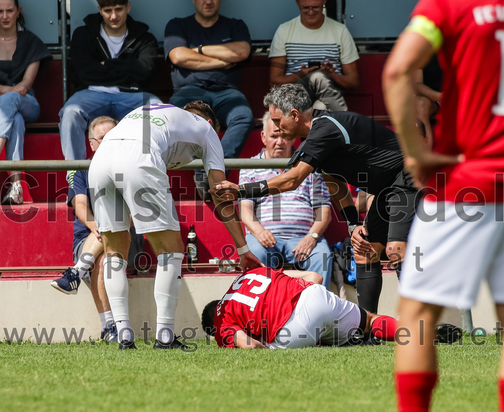 2023-07-30_075_FC_Lengdorf_gegen_SpVgg_Altenerding | Lengdorf, Deutschland, 30.07.2023:
Fußball, Kreisliga 2023 / 2024, 1. Spieltag, FC Lengdorf gegen SpVgg Altenerding, Endergebnis: 1:1

Matthias Loher (SpVgg Altenerding, #9), Tobias Lechner (FC Lengdorf, #13), Schiedsrichter Carlo Sette

Foto: Christian Riedel / fotografie-riedel.net