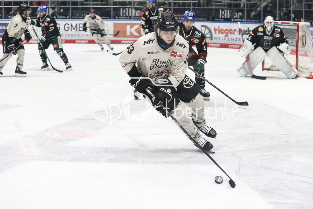 Augsburger Panther - Kölner Haie | Tim WOHLGEMUTH (KEC #33) am Puck in Aktion
