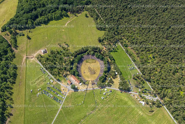 Duelmen220505134MerfelderBruchPferde | Luftbild, Wildpferdefang im Merfelder Bruch bei Dülmen, Arena der Wildpferdebahn, Herzöge von Croÿ Anwesen, Pferdeherde,  Merfeld, Dülmen, Münsterland, Nordrhein-Westfalen, Deutschland