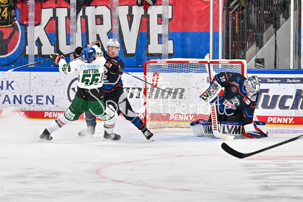 Nürnberg Ice Tigers - Augsburger Panther | im Duell  Ryan BUTTON (Augsburger Panther 55) und Justus BÖTTNER (Nürnberg Ice Tigers 9) vor dem Tor von Evan FITZPATRCIK (Nürnberg Ice Tigers 30) / Zweikampf / DEL: Nürnberg Ice Tigers - Augsburger Panther; PSD Bank Nürnberg ARENA am 12.09.2025