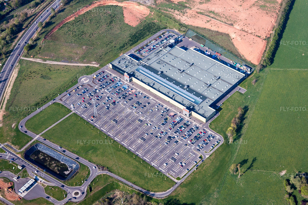 Vue aérienne: Centre commercial Cora à Longeville-les-Saint-Avold à Longeville-lès-Saint-Avold dans le département Moselle, France – .Photo: IMG_39675.jpg prise le 16/04/2011 par Werner Riehm/FLY-FOTO.eu – Résolution de l'original: 4752 x 3168 px