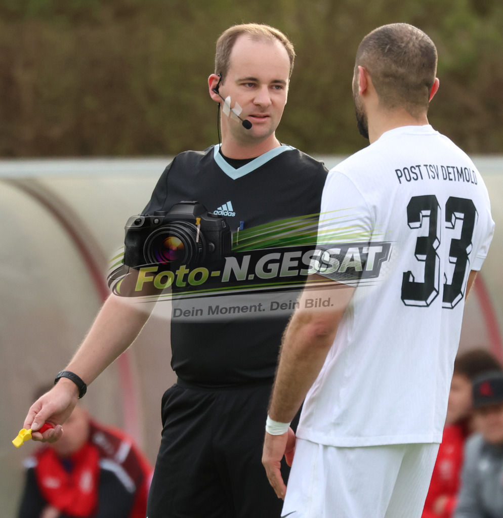 FC RW Kirchlengern - Post TSV Detmold | Auf dem Bild zu sehen: Schiedsrichter: Marcel Gäer ; Weiß Post TSV Detmold: Zalem ÖzmenFC RW Kirchlengern, Post TSV Detmold, Saison 25/26, Landesliga, Deutschland - Realisiert mit Pictrs.com
