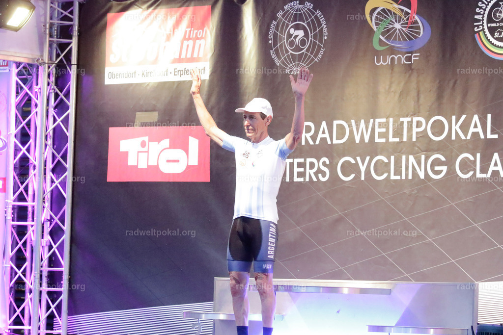 1447_20230817_Bewerb_Maenner_Muehlanger | AUT - OESTERREICH, 2023-08-16: SPORT RENNRAD-FAHREN - 55. INTERNATIONALER RADWELTPOKAL IN ST. JOHANN IN TIROL  - Vintage-Radrennen mit WM-Bronze-Medaillen-Siegerin Christina Schweinberger, den Teilnehmer und Alexander Baumann (vom Orginastions-Team) - TAG 2 BEWERB MAENNER IN SECHS GRUPPEN  ; Foto: Roland Muehlanger