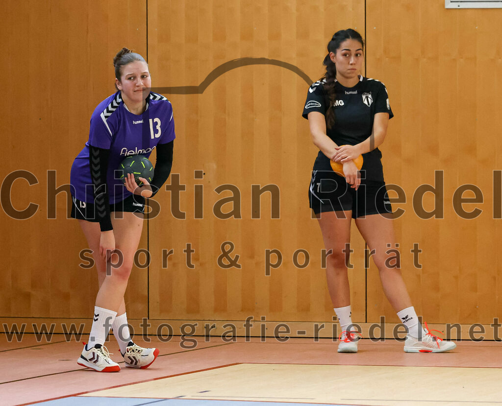 2023-03-18_002_SpVgg_Altenerding_II_gegen_HSG_Freising-Neufahrn_II | Erding, Deutschland, 18.03.2023:
Handball, Bezirksliga Frauen Altbayern 2022 / 2023, 14. Spieltag, SpVgg Altenerding II gegen HSG Freising-Neufahrn II, Endergebnis: 25:27

Sophie Wiehr (SpVgg Altenerding, #13), Michelle Gruber (SpVgg Altenerding, #7)

Foto: Christian Riedel / fotografie-riedel.net