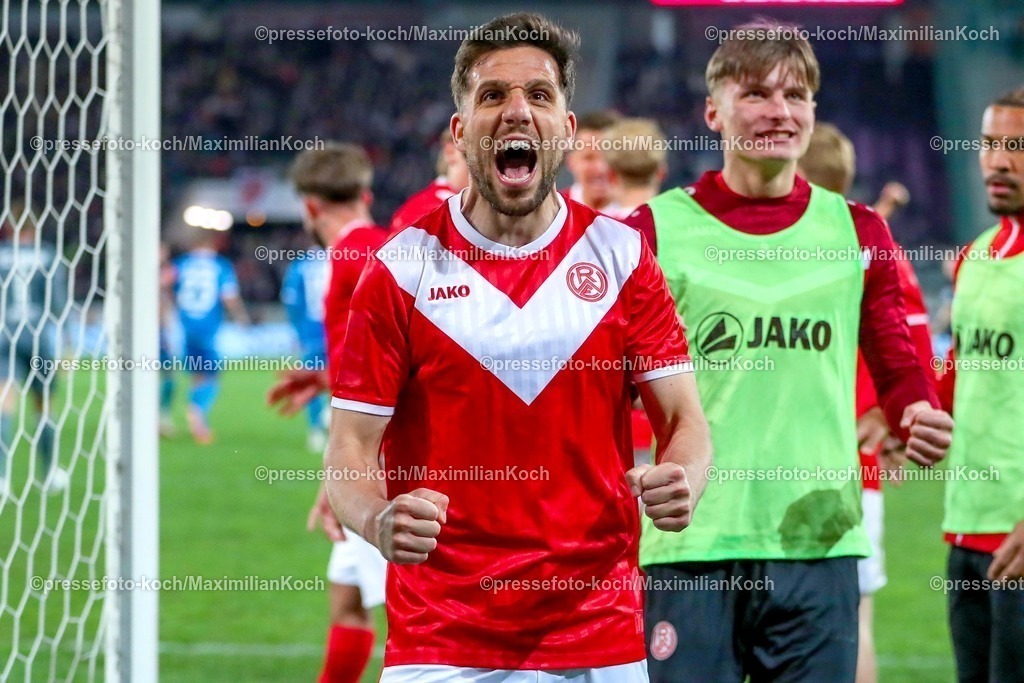 RWE06042501092 | 2025.04.06, Fußball, 3.Liga, Rot-Weiss Essen - FC Hansa Rostock, Stadion Hafenstraße, Saison 2024 2025: Torjubel nach dem Tor zum 2:1 durch Torschütze Ahmet Arslan (RWE #6) DFB regulations prohibit any use of photographs as image sequences and or quasi-video.