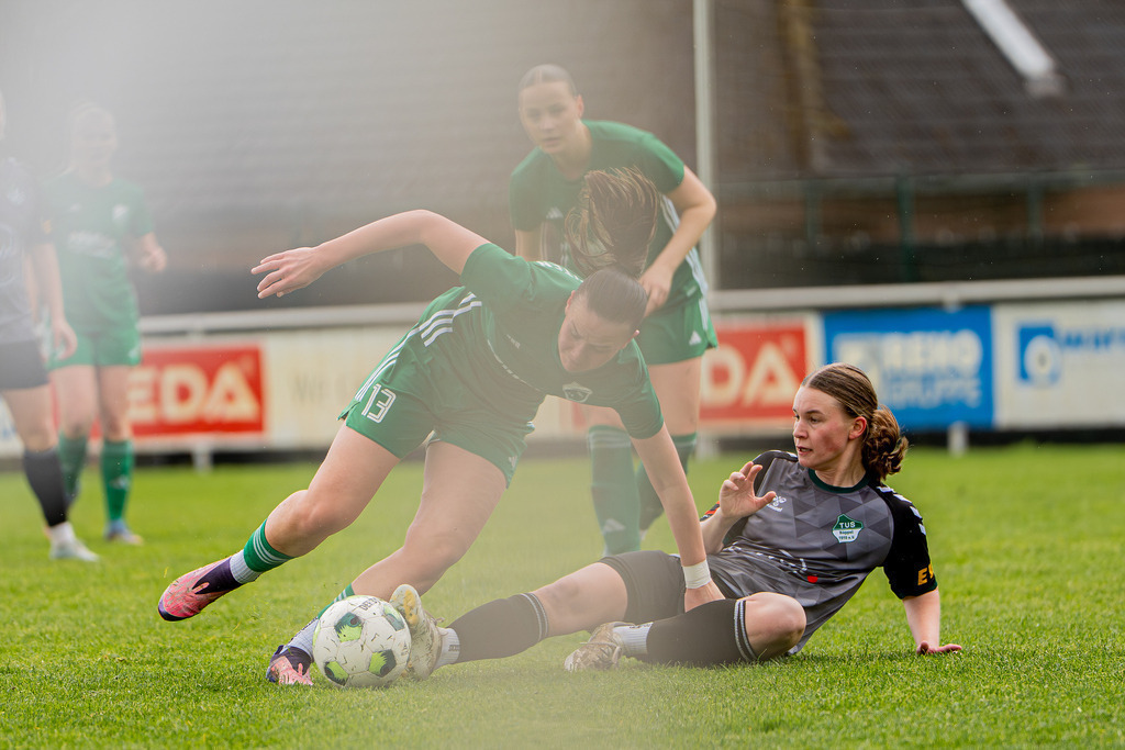 Fußball I Frauen I Saison 2025-2026 I Oberliga Niedersachsen I 19. Spieltag I TuS Lutten - TuS Büppel I 06171 | jns.sportfotos - Realisiert mit Pictrs.com