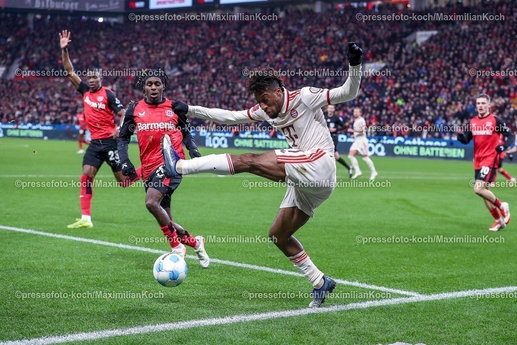 Lev15022501064 | 15.02.2025, Fußball, Bayer 04 Leverkusen - FC Bayern München, 1. Fußball Bundesliga, 22. Spieltag, BayArena, Saison 2024 2025: Kingsley Coman (FC Bayern #11) im Zweikampf gegen Jeremie Frimpong (Bayer04 Leverkusen #30)DFB regulations prohibit any use of photographs as image sequences and or quasi-video.
