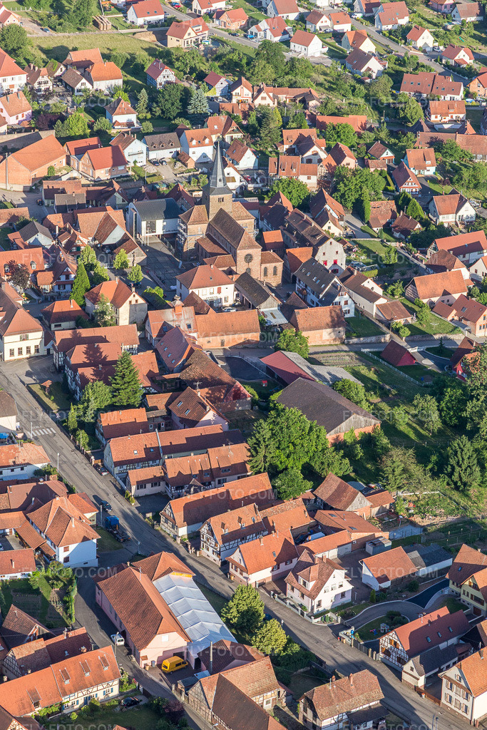 Aerial view: Church building of the Presbytère Catholique in the old town center of the city center in Surbourg in the state Bas-Rhin, France.Photo: IMG_100822.jpg taken on 06/08/2017 by Werner Riehm/FLY-FOTO.comResolution of the original: 3648 x 5472 px