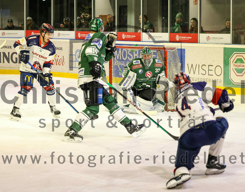 2024-01-05_060_TSV_Erding_gegen_VfE_Ulm-Neu-Ulm | Erding, Deutschland, 05.01.2024:
Eishockey, Bayernliga Vorrunde 2023 / 2024, 22. Spieltag, TSV Erding gegen VfE Ulm/Neu-Ulm, Endergebnis: 7:6

Elia Ostwald (Erding Gladiators, #17), Torwart Dimitri Pätzold (Erding Gladiators, #32), Dominik Synek (VfE Ulm/Neu-Ulm e. V., #14)

Foto: Christian Riedel / fotografie-riedel.net