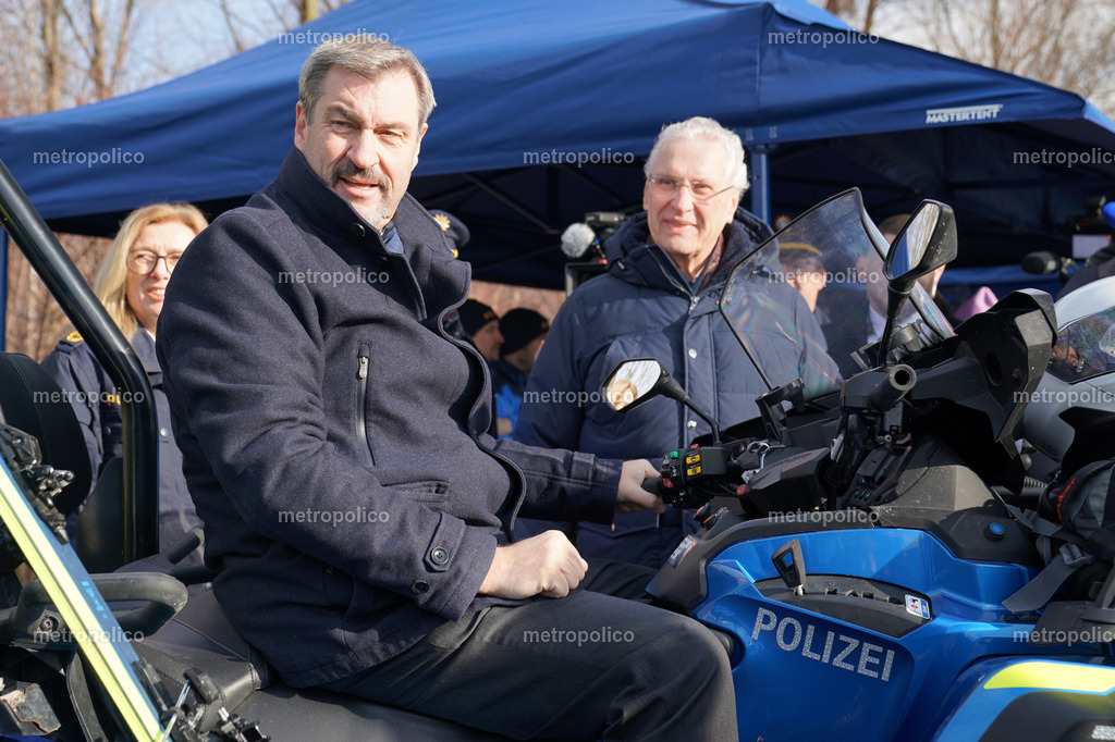 Markus Söder auf Polizeifahrzeug (1) | Metropolico