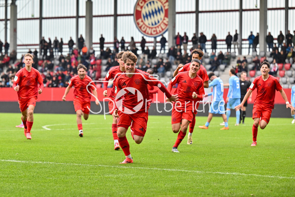 FC Bayern München U19 - TSV 1860 München U19 | Grenzenloser Jubel nach dem Treffer zum 2-1 fuer den FC BAyern durch Maximilian SCHUHBAUER (FC Bayern U19 #14) / Tor / Torschuetze / Freude / Happy / U19 DFB Nachwuchsliga: FC Bayern Muenchen U19 - TSV 1860 Muenchen U19, FC Bayern Campus am 02.11.2024