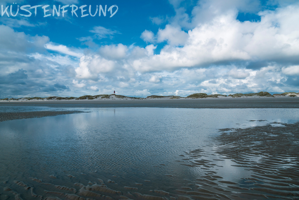 Nordseeinsel Amrum // Wattenmeer mit Blick auf Leuchtturm | Entdecke deine Lieblingslandschaft von der Küste – auf Ostsee Leinwand, Nordsee Leinwand, Alu Dibond oder Acrylglas, passend für jeden Geschmack und Raum.