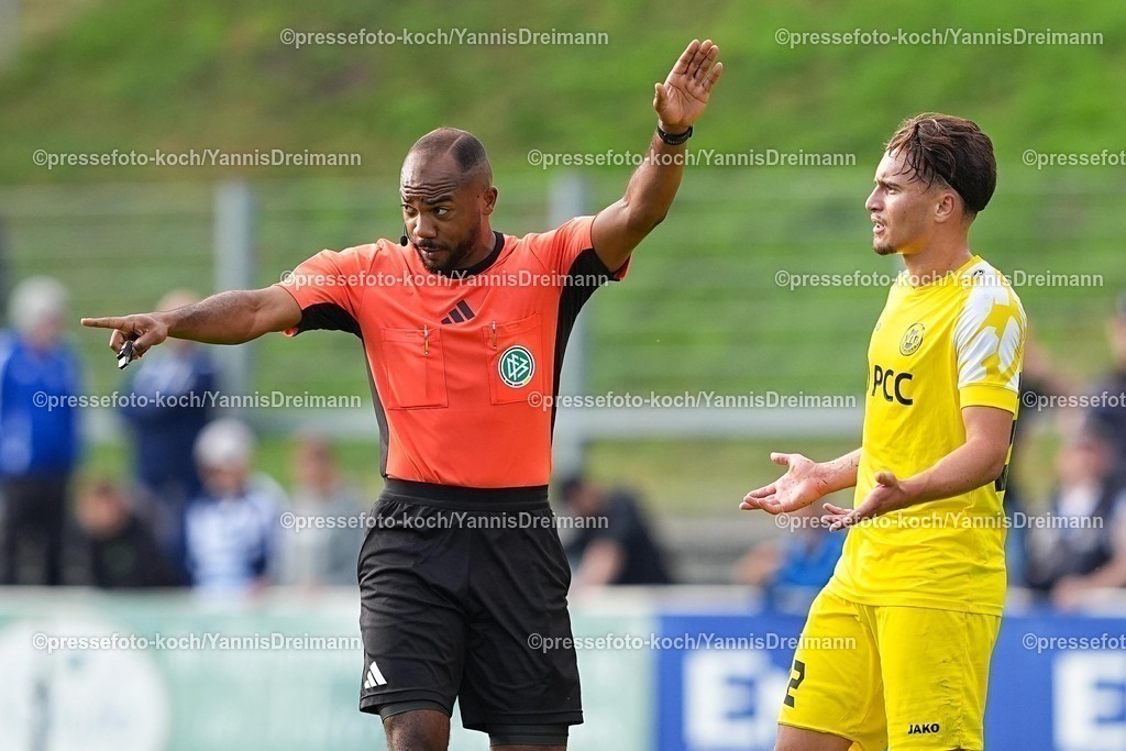xYDR16072501052 | 16.07.2025, xydrx, Fußball, VFB Homberg - MSV Duisburg, Testspiel, PCC-Stadion: Alessio Tafa (VFB Homberg #22) diskutierend mit Jonah Besong (Schiedsrichter)