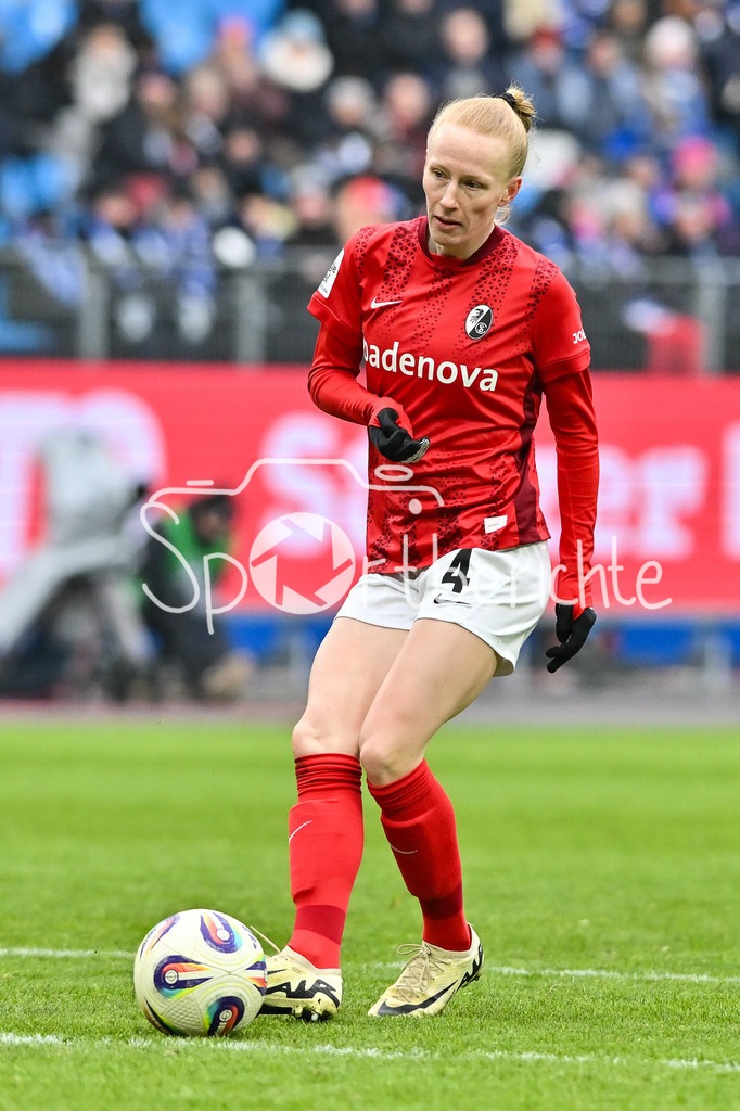 Hamburger SV - SC Freiburg | HAMBURG, GERMANY - 01. FEBRUARY: am Ball Meret FELDE (SC Freiburg Frauen 4) / Einzelfoto / Freisteller während dem Match zwischen dem Hamburger SV und dem SC Freiburg am 16. Spieltag der Google Pixel Frauen-Bundesliga im Volksparkstadion