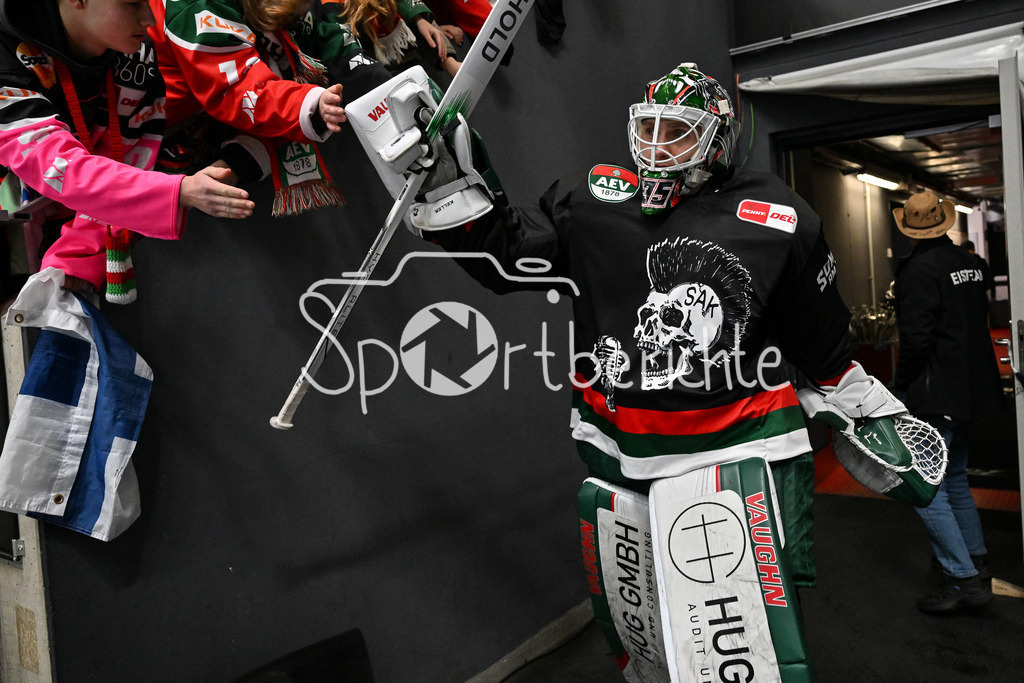 Augsburger Panther - Löwen Frankfurt  | im Bild Markus KELLER (Augsburger Panther #35) beim gang aufs Eis zum warmup / DEL: Augsburger Panther - Loewen Frankfurt, Curt Frenzel Stadion am 12.01.2025