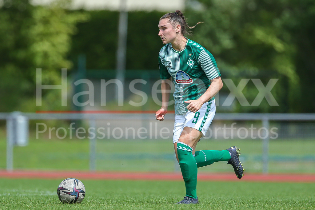 Fussball, Testspiel Frauen, SV Henstedt-Ulzburg - SV Werder Bremen | v.li.: Sophie Weidauer (SV Werder Bremen, 9) Freisteller, Einzelbild, Ganzkörper, Aktion, Action, Spielszene