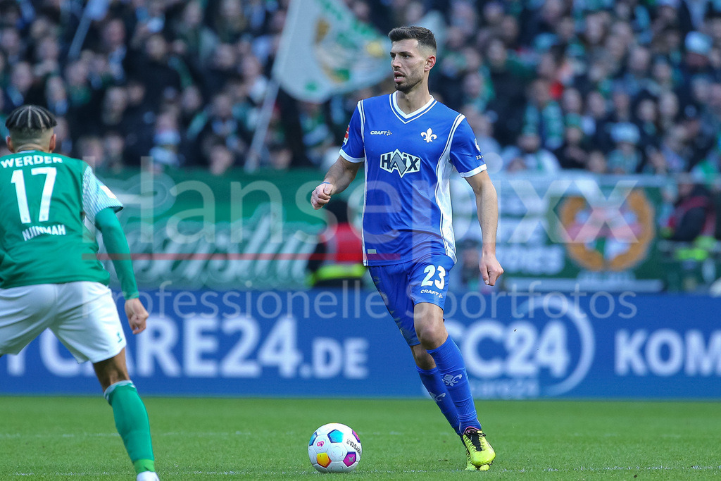Fussball, Bundesliga, SV Werder Bremen - SV Darmstadt 98 | v.li.: Klaus Gjasula (SV Darmstadt 98, 23) am Ball, Einzelbild, Ganzkörper, Aktion, Action, Spielszene, DIE DFL-RICHTLINIEN UNTERSAGEN JEGLICHE NUTZUNG VON FOTOS ALS SEQUENZBILDER UND/ODER VIDEOÄHNLICHE FOTOSTRECKEN. DFL REGULATIONS PROHIBIT ANY USE OF PHOTOGRAPHS AS IMAGE SEQUENCES AND/OR QUASI-VIDEO.