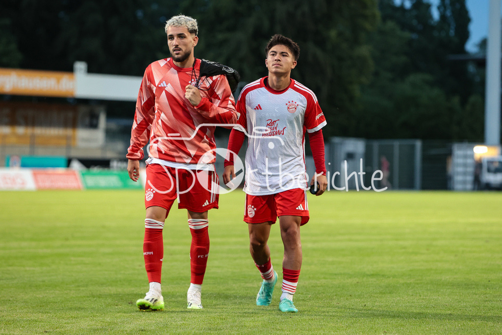 SV Wacker Burghausen - FC Bayern Amateure | Dion BERISHA (FCB #11) und Angelo BRUECKNER (FCB #15) sind mit dem Punkt in Burghausen sichtlich unzufrieden