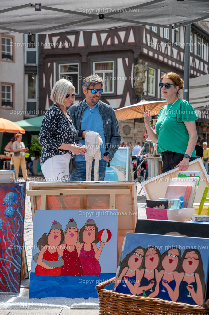DSC_1070 | bbe, 6.5.2023, Kunstmeile und verkaufsoffener Sonntag, Bensheim, Innenstadt, ,fröhliche Badenixen auf den Bildern von Loes Pommerening (grünes Shirt), , Bild: Thomas Neu